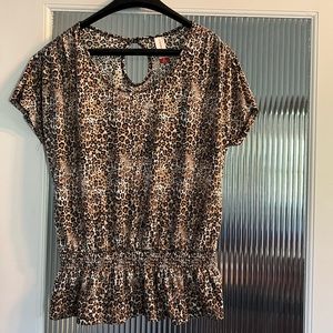 Jr’s size M. Cheetah print top. Excellent condition